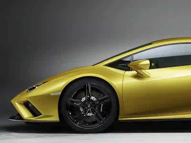 Side viewing of the Lamborghini Huracan Evo - Yellow colour