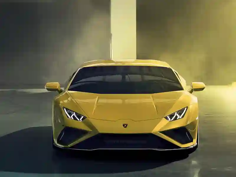 Front view of the Lamborghini Huracan Evo - Yellow colour