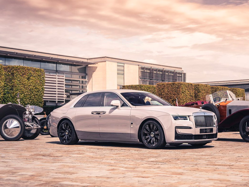 Rolls Royce Wraith Black Badge car rental price list in  Dubai UAE