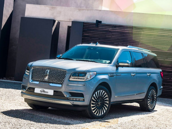 Starr Luxury Cars Lincoln Navigator - Service Boston 2023