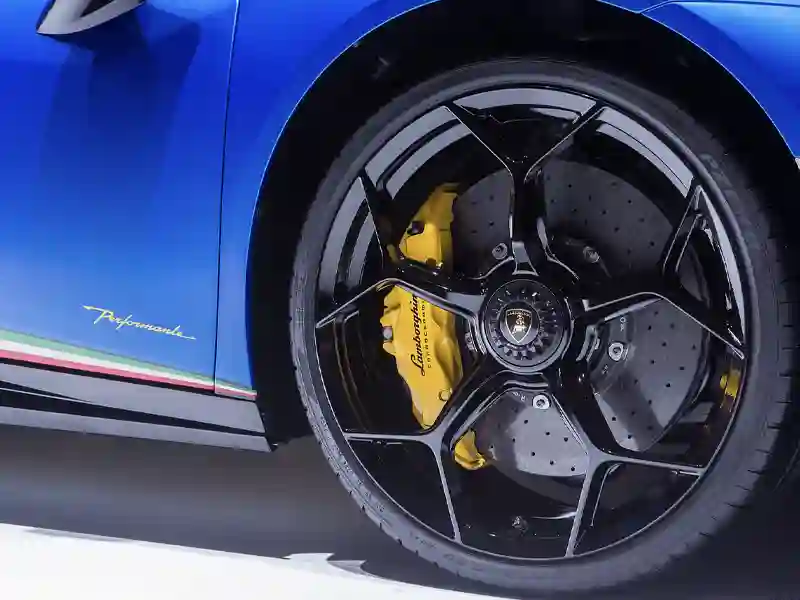 Close-up of the front wheel of a Lamborghini Huracan Spyder - Blue colour