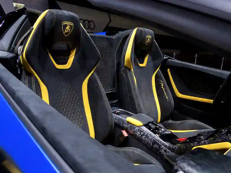 View of the 2 seats of the Lamborghini Huracan Spyder - Blue colour