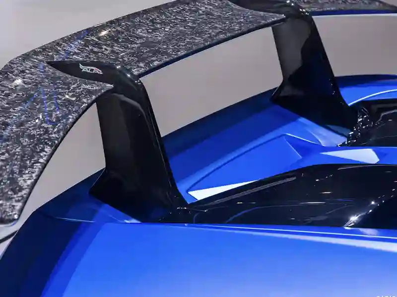 Back wing of the Lamborghini Huracan Spyder Blue colour