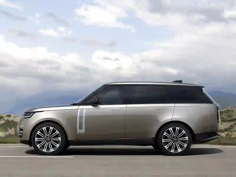 Range Rover Vogue side view