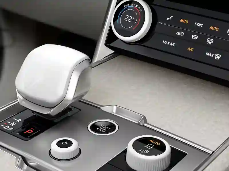 Close-up of the gear speed of the Range Rover Vogue