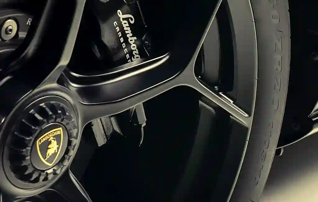 Close-up of the wheel of the Lamborghini Huracan Evo