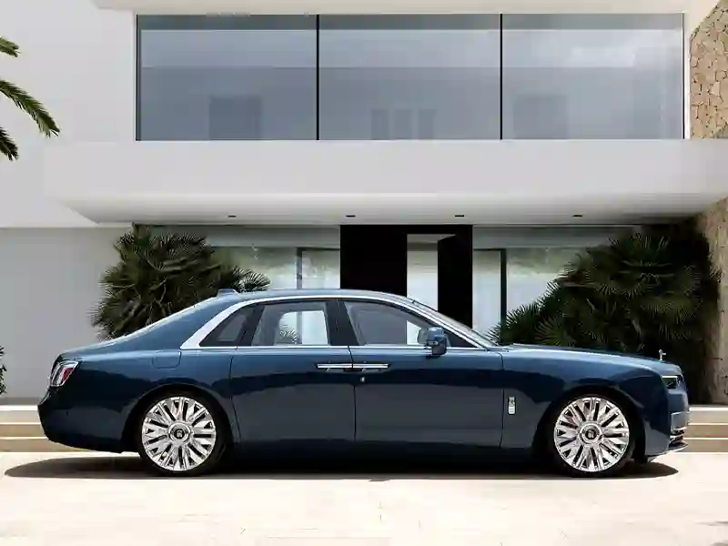 Side view of the Rolls-Royce Ghost blue colour