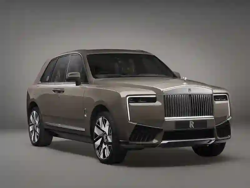 Rolls-Royce Cullinan grey dark colour