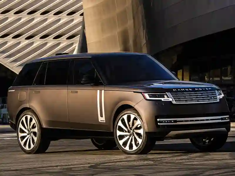 Rnage Rover Vogue parked outside of a building