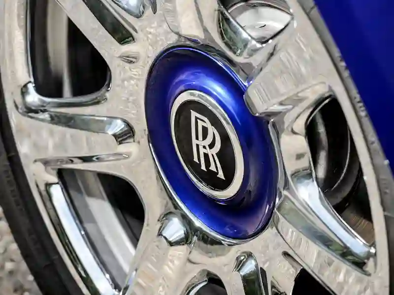 Rolls-Royce Ghost blue colour close-up wheel