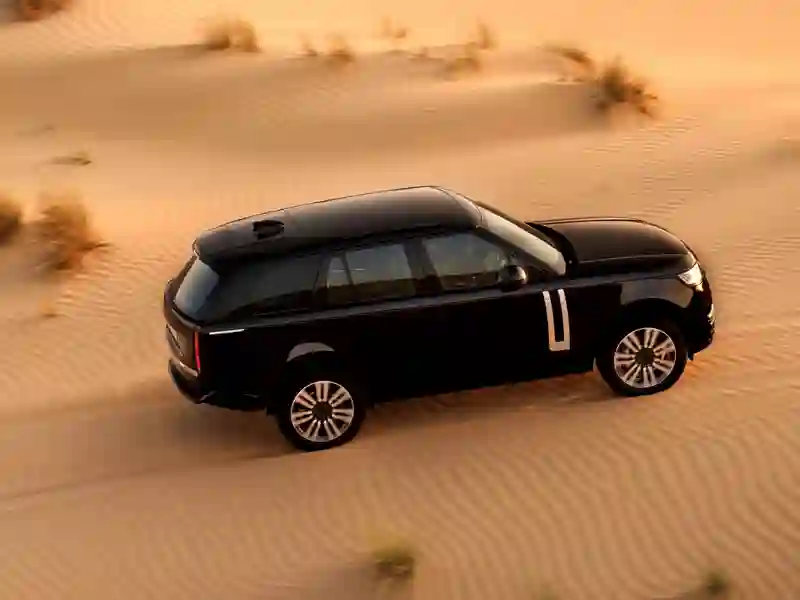 Range Rover Vogue in the desert