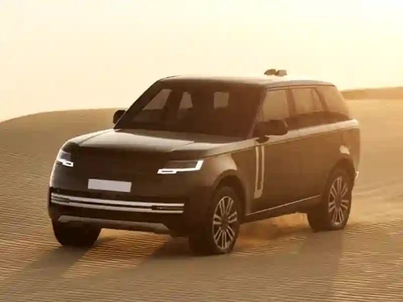 Range Rover Vogue in the desert
