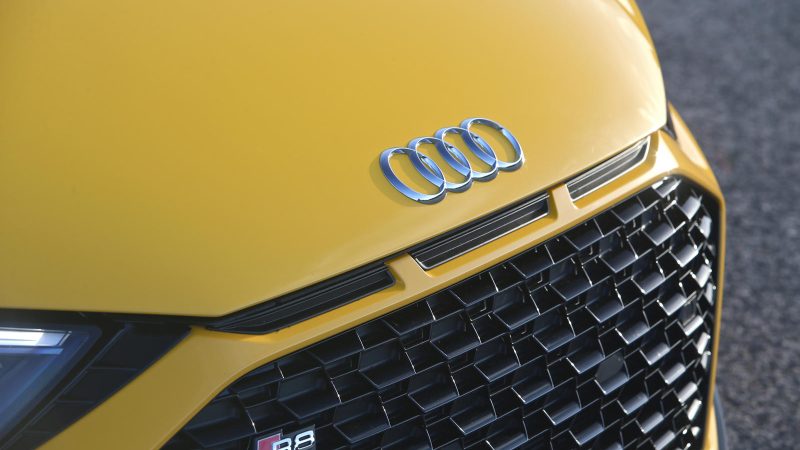 Audi R8 V10 Coupe - yellow-grill