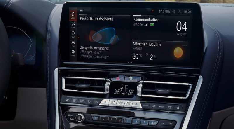BMW M8 CONVERTIBLE - Screen