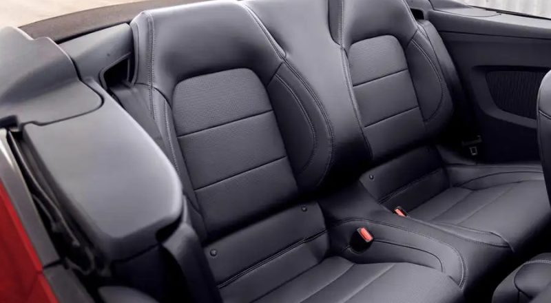 FORD MUSTANG GT - back seat