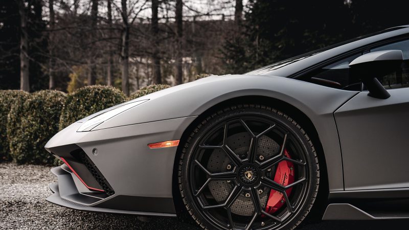 Lamborghini Aventador Roadster front wheel