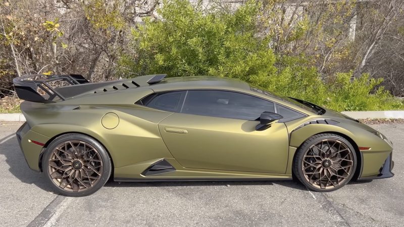 Lamborghini Huraca - green side view