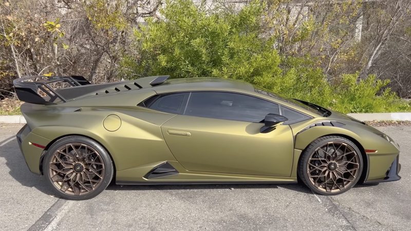 Lamborghini Huraca - green side view