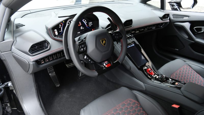 Lamborghini Huracan - black steering