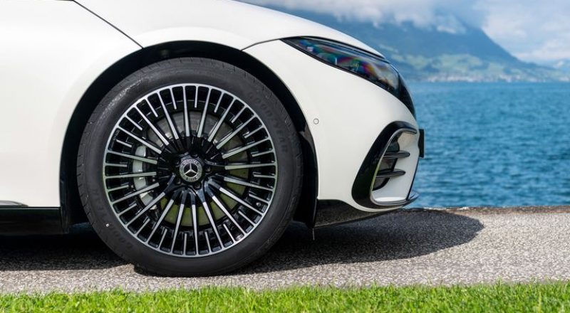 MERCEDES EQS white frontwheel