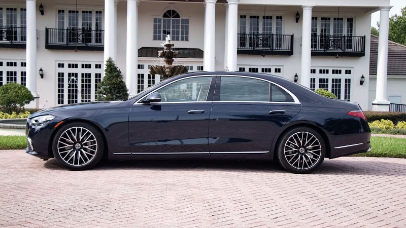 MERCEDES S-CLASS 580 - navy side view