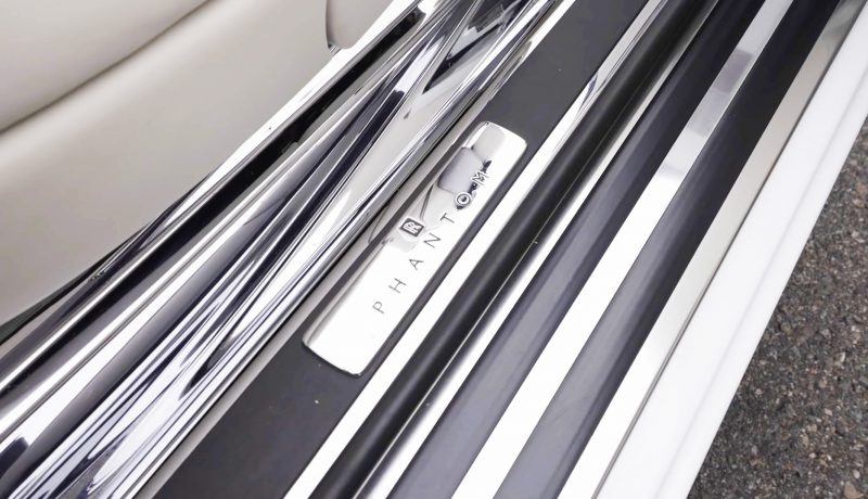 ROLLS ROYCE PHANTOM DROPHEAD – landing ROLLS ROYCE PHANTOM DROPHEAD - landing