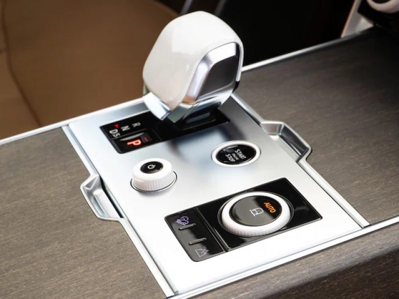 Range Rover Vogue LWB 2023 white gear stick