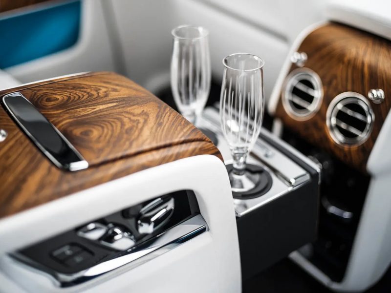 Rolls Royce Cullinan - champayne glass