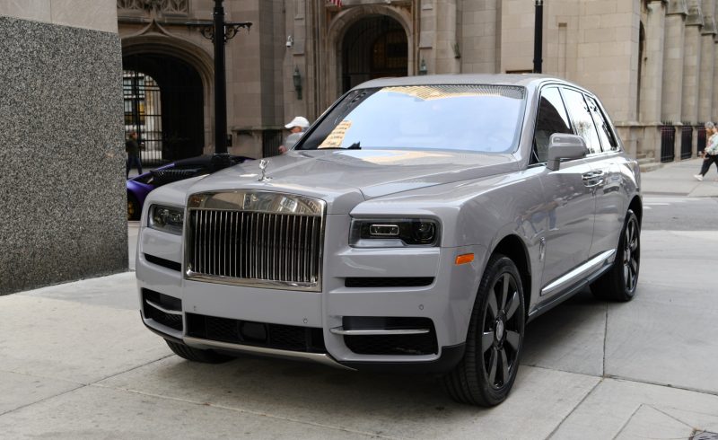 Rolls Royce Cullinan - light grey