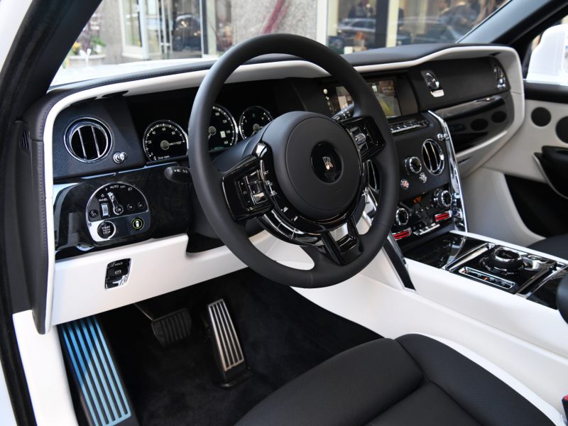 Rolls Royce Cullinan steering with dash